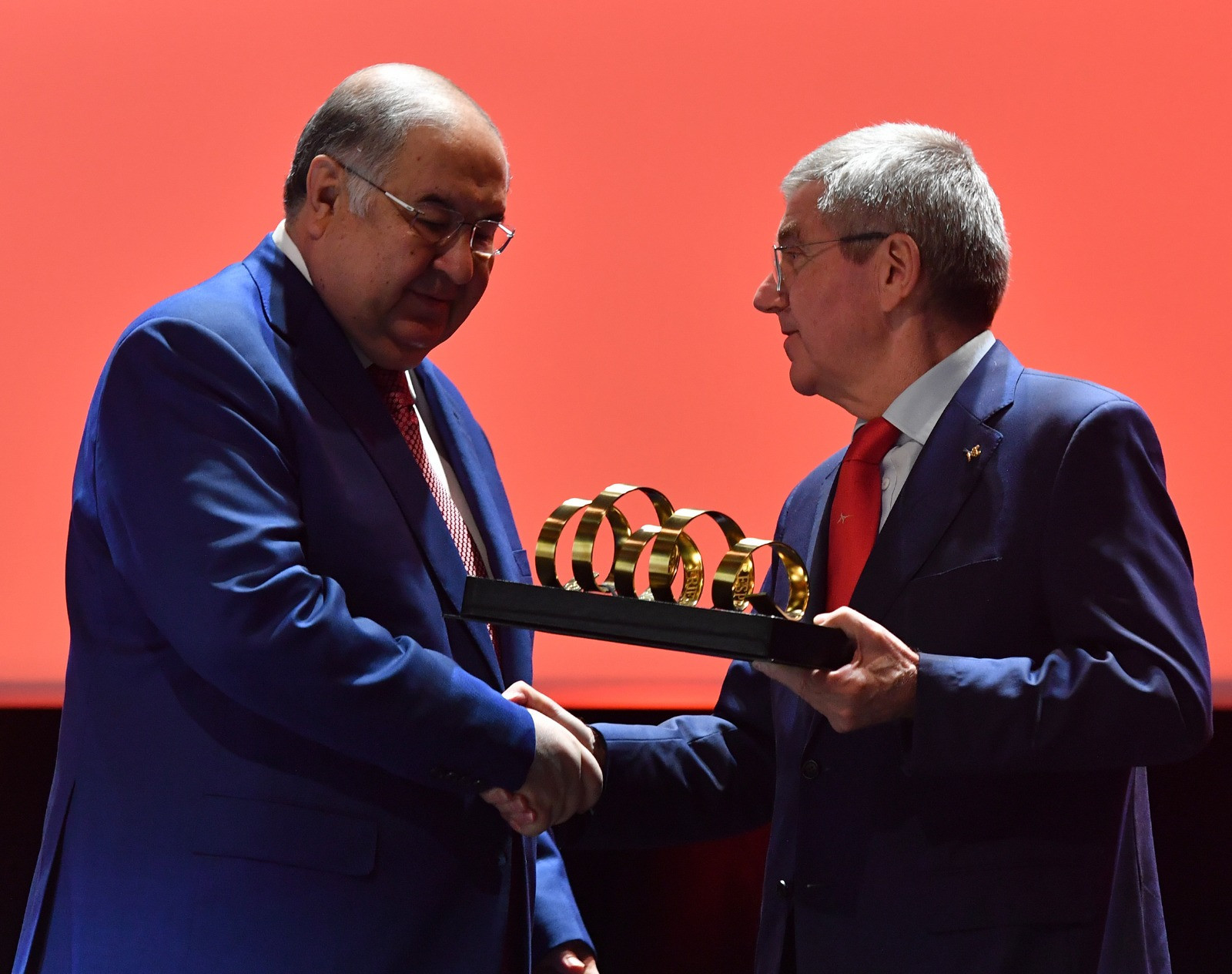 Alisher+Usmanov+gives+award+to+Thomas+Bach+FIE+Congress+Lausanne+ ...